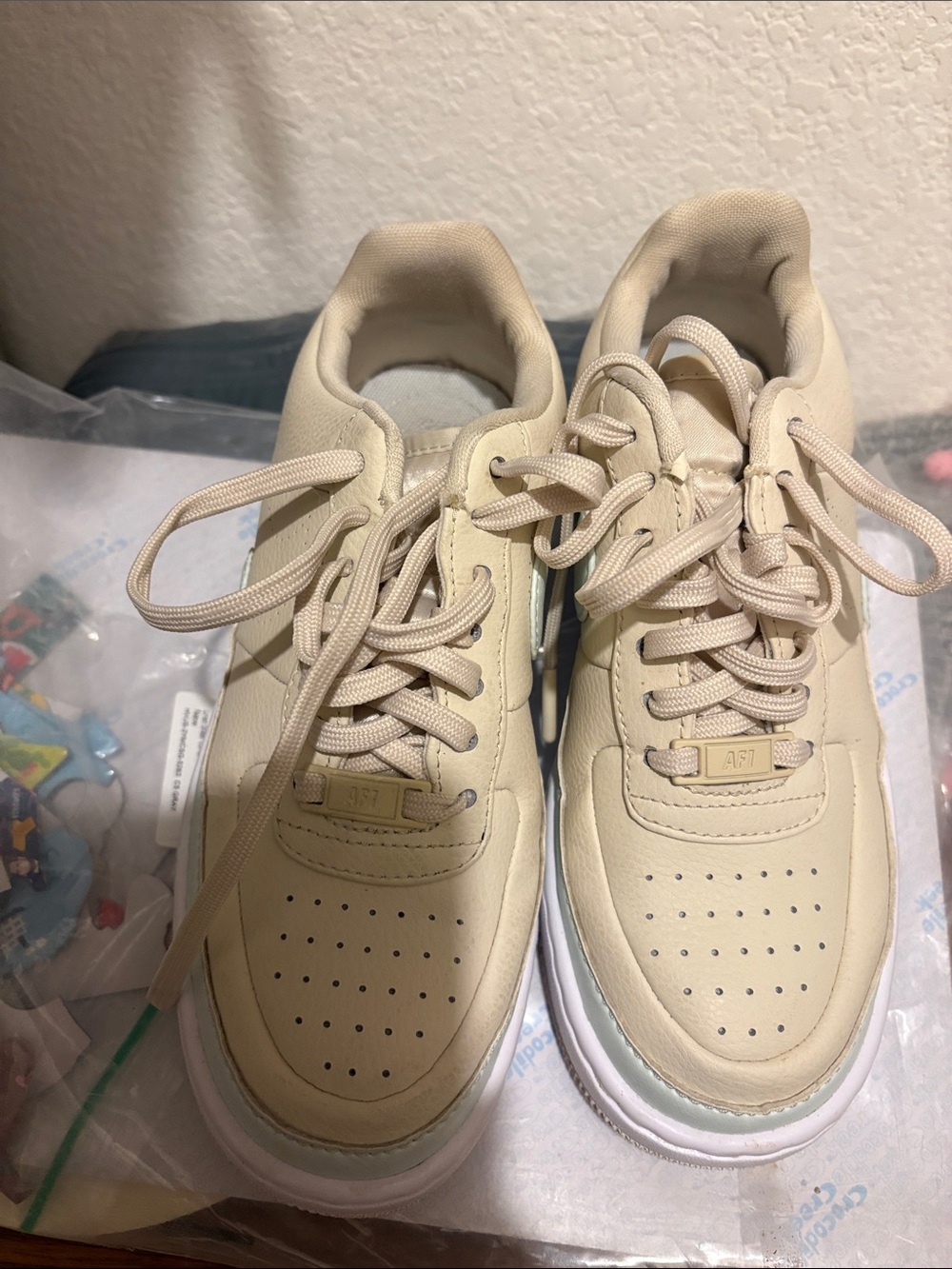 Nike Women's Cream Sneakers
Size 6.5
In excellent condition
Clean washed - Picture 3 of 4